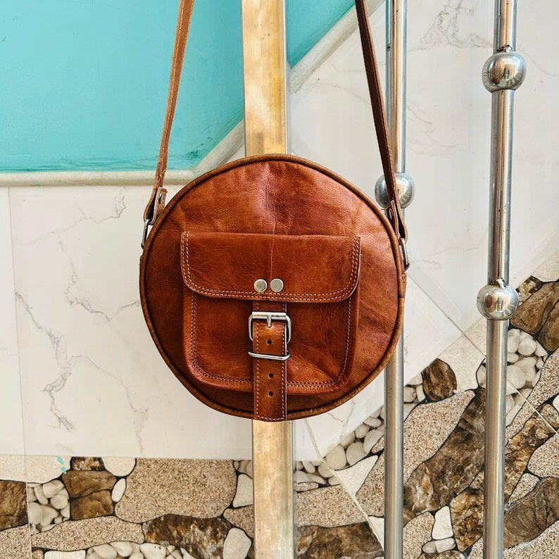 

Кожаная круглая женская сумка через плечо премиум-класса 8 x 8 x 3 in коричневый