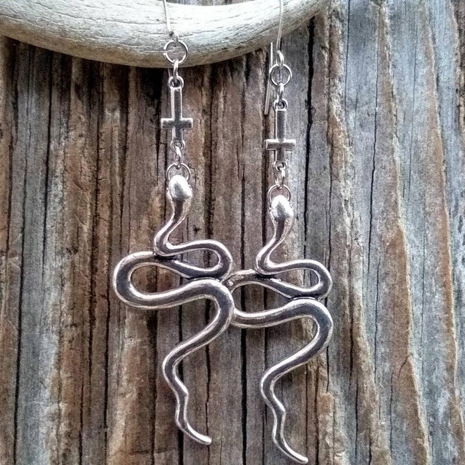 Gothic Personality Sliver Color Cross Medusa Snake Pendant Dangle Earrings for Women Halloween Party Jewelry Accessories Gifts
