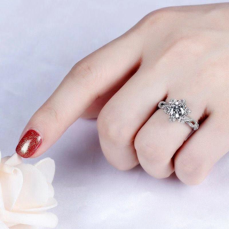 Women's Vintage-Style Platinum Ring with D Color Moissanite Diamond - Perfect for Proposals or Engagements.