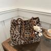 Winter leopard print plush tote bag women's 2026 new trendy fashion chain shoulder bag versatile fluffy messenger bag