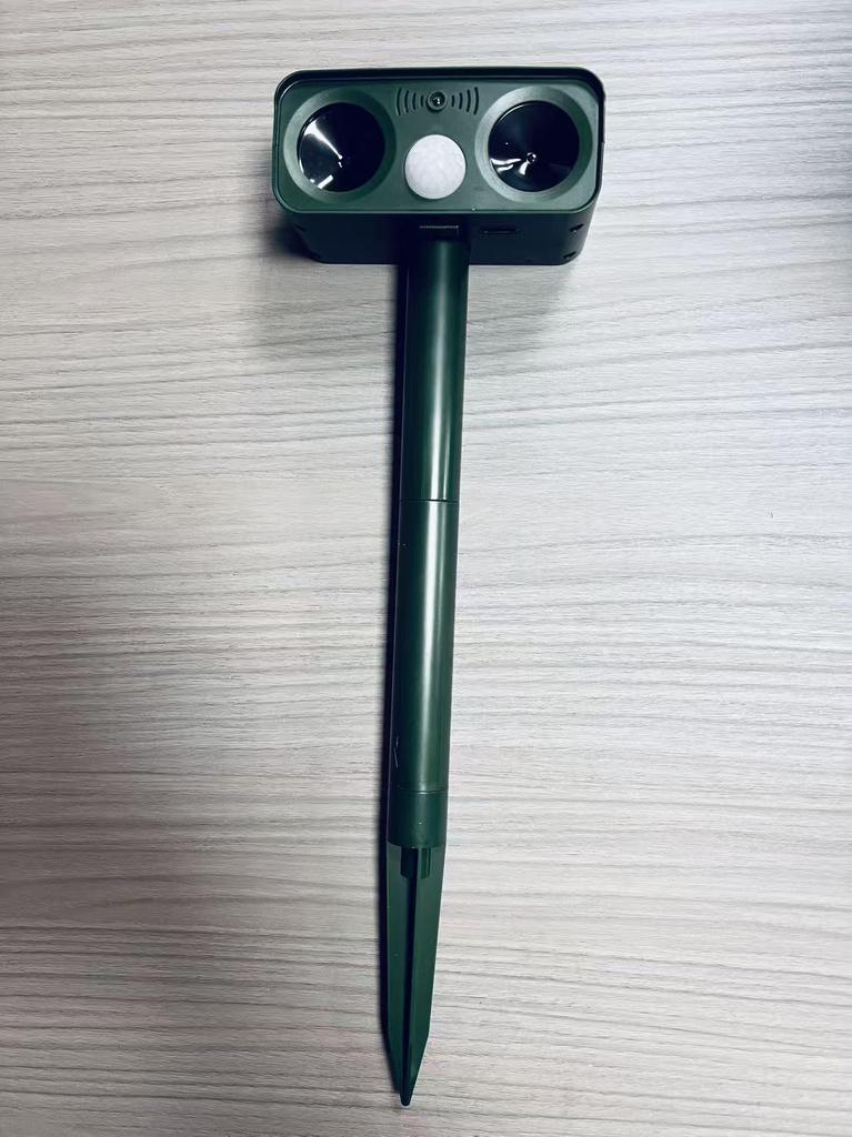 מרחיק חיות אולטרסוני סולארי לציפורים, כלבים, חתולים, נחשים, חרקים ומכרסמים - לשימוש חיצוני עבור פרדסים