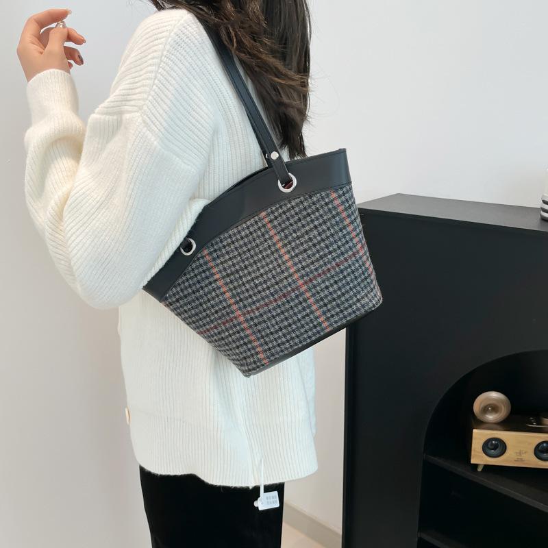 2025 winter new niche single shoulder armpit bag fashion commuter personality trend bag portable leisure bucket bag