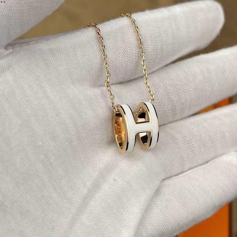 Dámský vysoce kvalitní smaltovaný náhrdelník Hermes s písmenem H, 18K růžové zlato, univerzální neblednoucí přívěsek na klíční kost