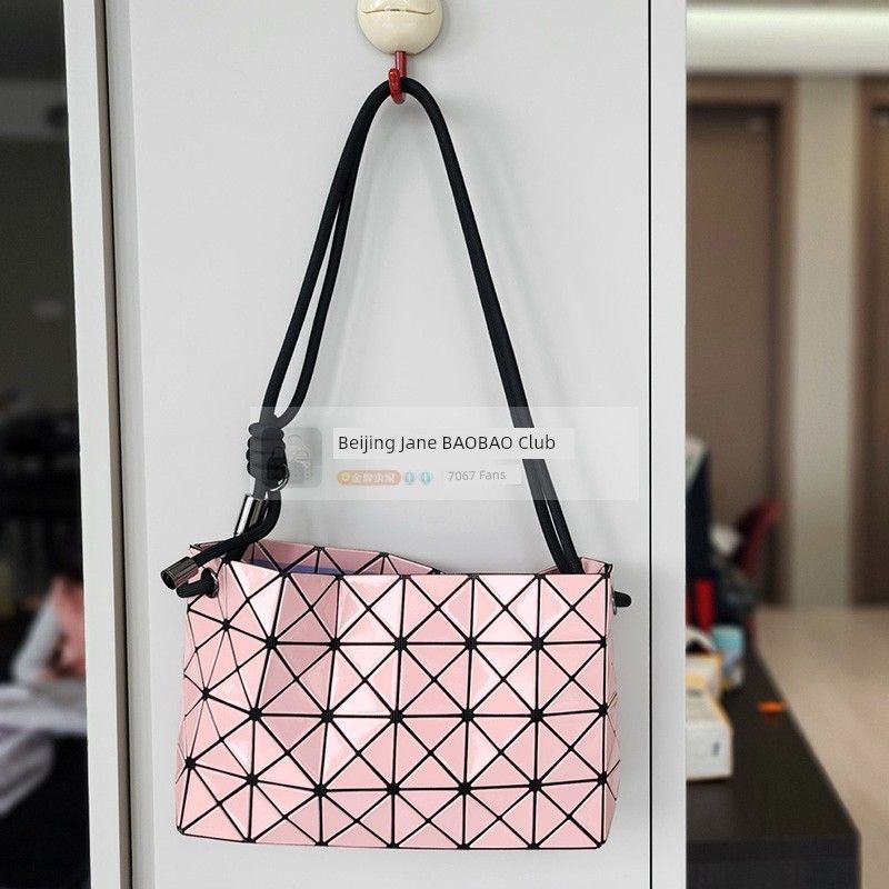 

Япония Baobaoprismloopmatte Сумка-мешок на кулиске Тофу Ромб Портативная На плечо На плечо Под мышкой Женская Shiny surface light powder