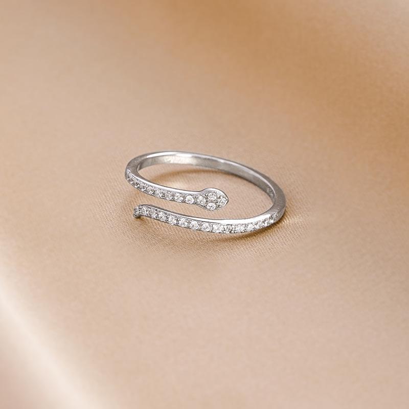 

Изысканное регулируемое кольцо-змейка из серебра S925 с деталями из бриллиантов Adjustable Open Ring