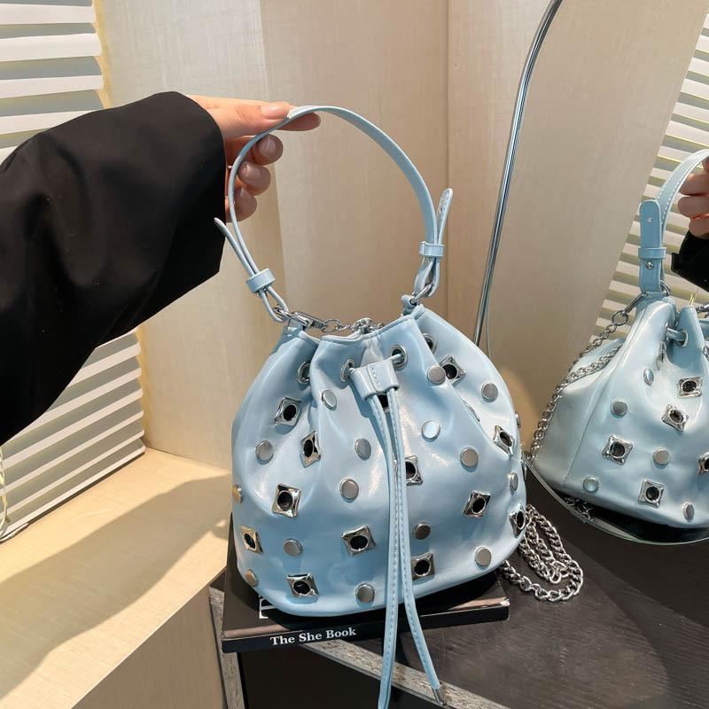 Vintage Damenhandtasche mit hohler Schulter, Niete, modisch, vielseitig, tragbar, Eimertasche, Street Achsel-Tote-Umhängetasche