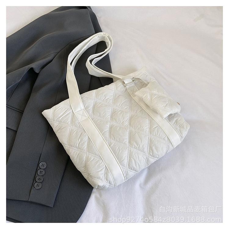 

Casual lightweight big bag women s 2025 new large-capacity versatile tote bag fashion rhombus commuter shoulder big bag белый