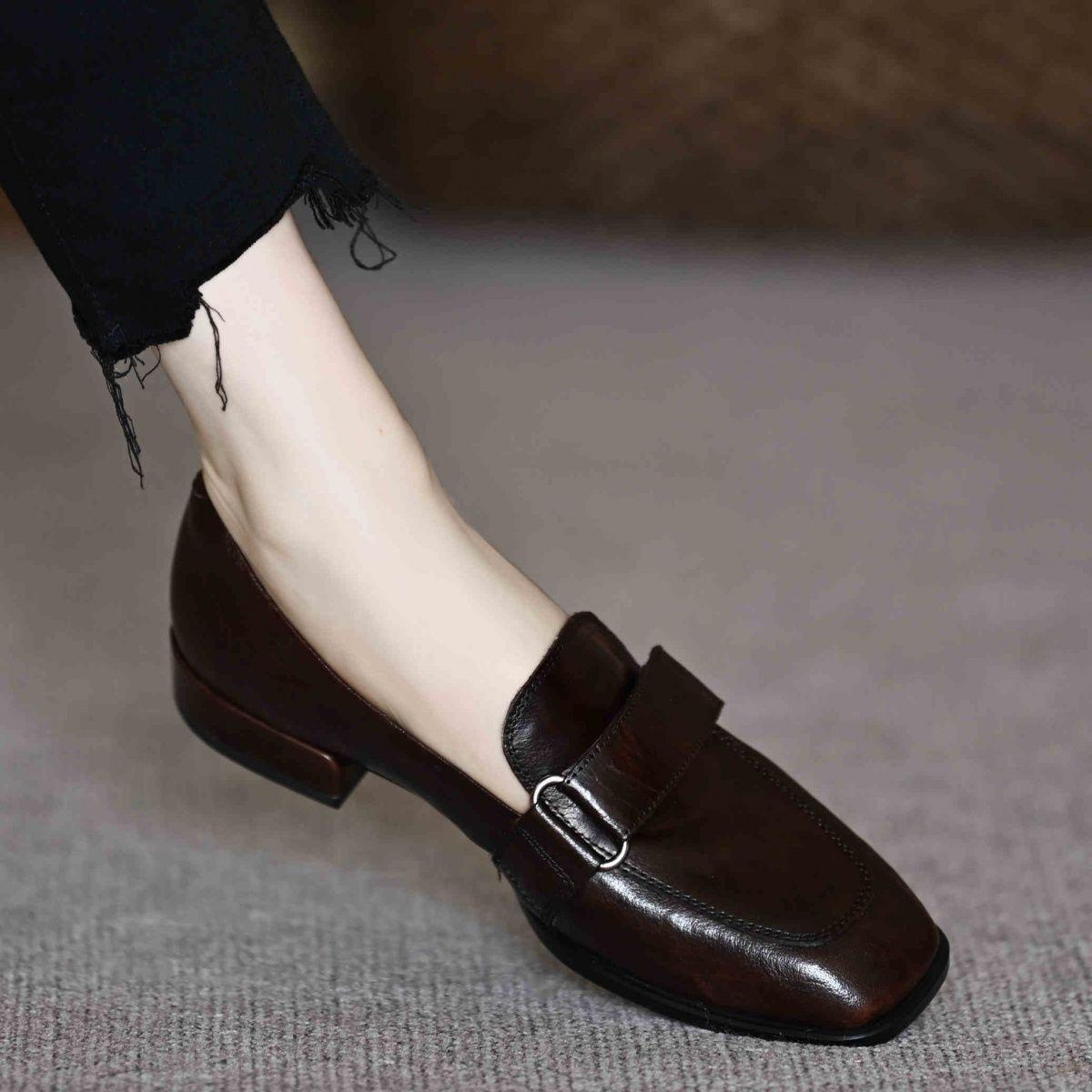 

Кожаные туфли-лодочки на толстом каблуке, женские новые весенне-осенние туфли на низком каблуке в повседневном стиле на липучке с глубоким вырезом, маленькие кожаные туфли в британском стиле 40 коричневый