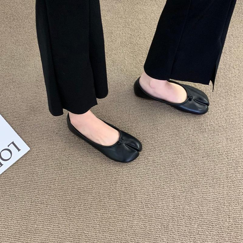Korean Version of One-pedal Red Split-toed Pig's Trotters Horseshoe Doudou Shoes Flat-soled New Shallow-mouth Laden Shoes Soft-soled Single Shoes Wom