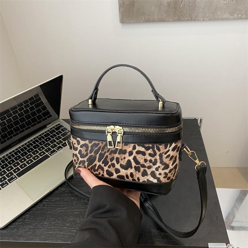 New product explosion high-end sense light luxury Hong Kong style business commute portable box bag women s versatile personality messenger bag