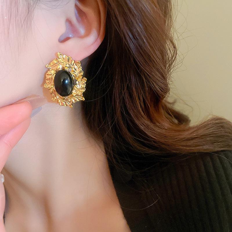 Kolczyki kwiaty wielowarstwowe czarne na srebrnych sztyftach - Eleganckie, wysokiej klasy kolczyki sztyfty o wszechstronnym designie.