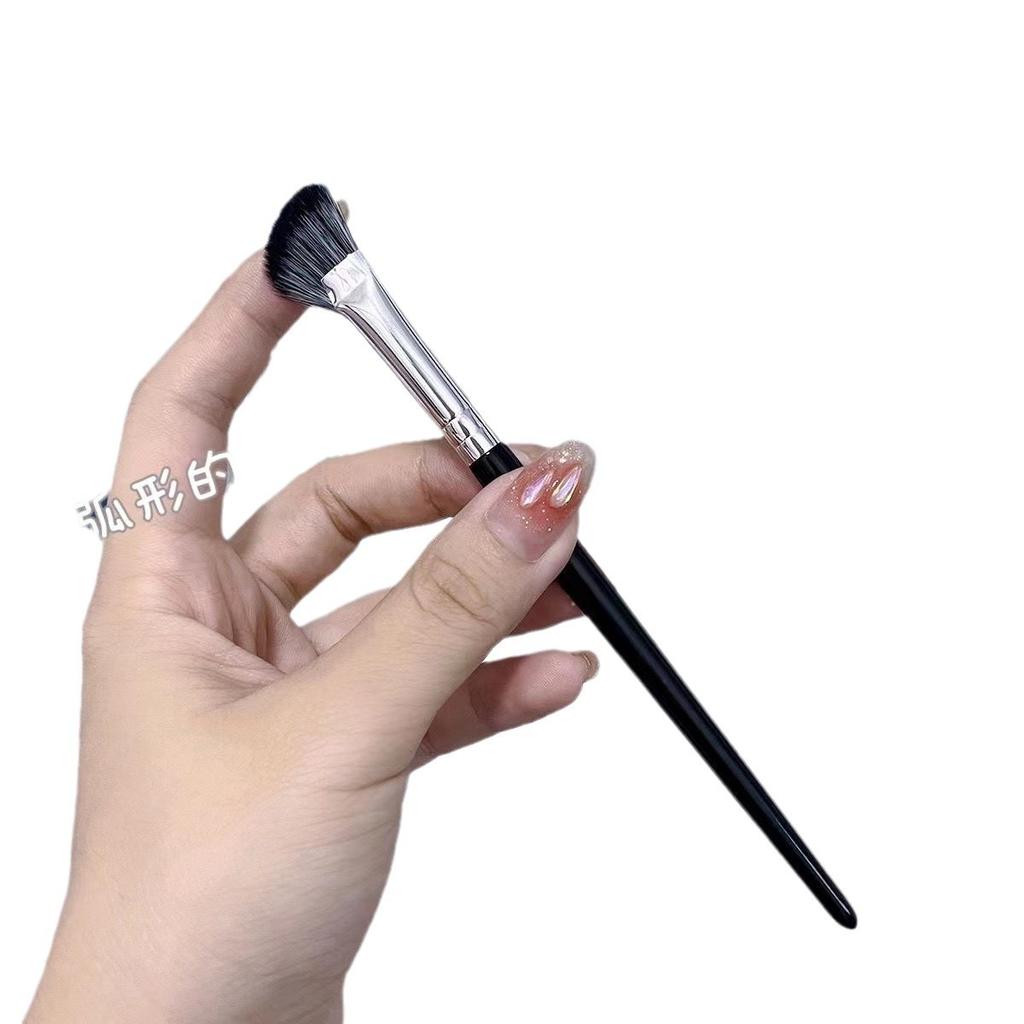 Halb-Fächer-Form Nasenflügelbürste Schräger Kopf Konturieren Halb-Regenschirm-Form Nasenschattenbürste Rouge Highlight Verblendpinsel