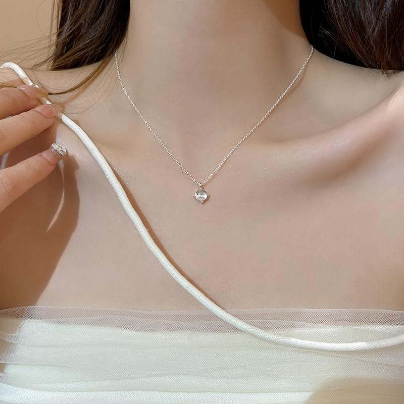 Trendy Light Luxury Pearl Heart Necklace: Versatile Beaded Clavicle Chain for Women's Style