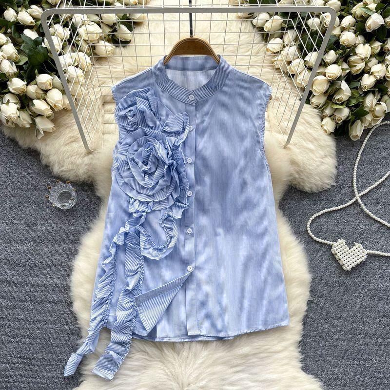 

Женская летняя стильная майка без рукавов во французском стиле с трехмерным цветком из ленты на пуговицах. Легко сочетается, шикарный, омолаживающий топ, трендовый. Blue All yards