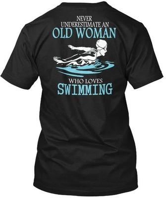 Nuoto Anziana Non Sottovalutare Mai Una Che Ama Maglietta Fatta negli USA S a 5XL