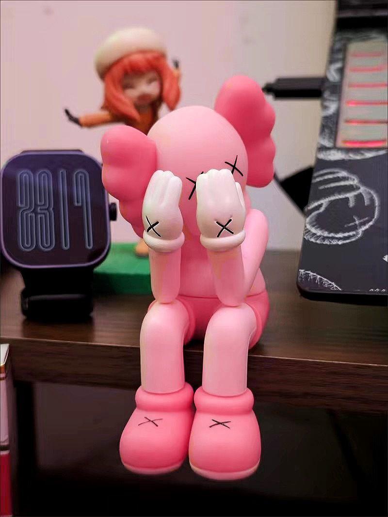 

[Б/У] Kaws Розовая фигурка, закрывающая лицо