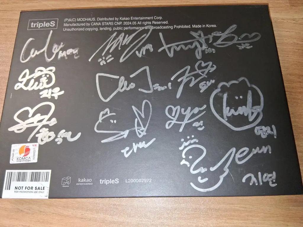 TRIPLES Assemble24 Album Autographié Vendu Secrètement Occasion