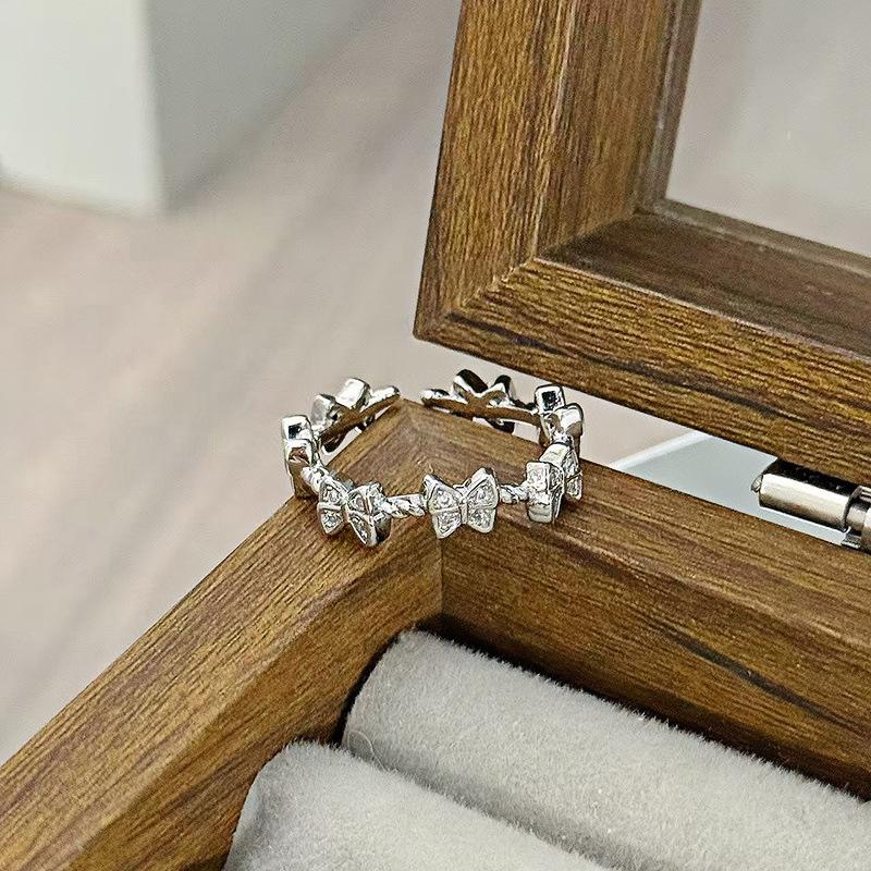 Bague Zir*****Pen Exquise Super Flash Rangée Diamants Lumière de Bague de Luxe Niche Haut Sens Mode Navette Bague Index Personnalisée