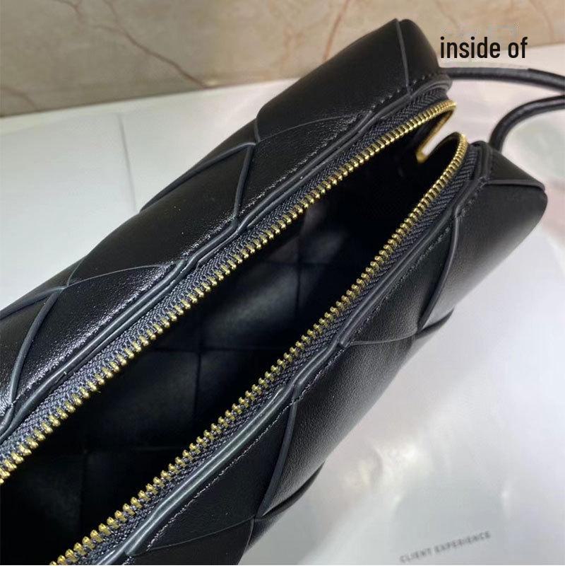 2024 Fashion Trend Handwoven Cowhide Shoulder & Crossbody Bag with Knot Design