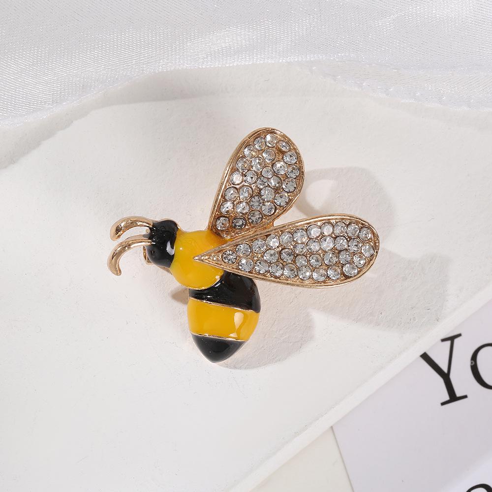 Bee-Style Pearl & Rhinestone Brooch – Elegant Women's Pin & Corsage Accessory