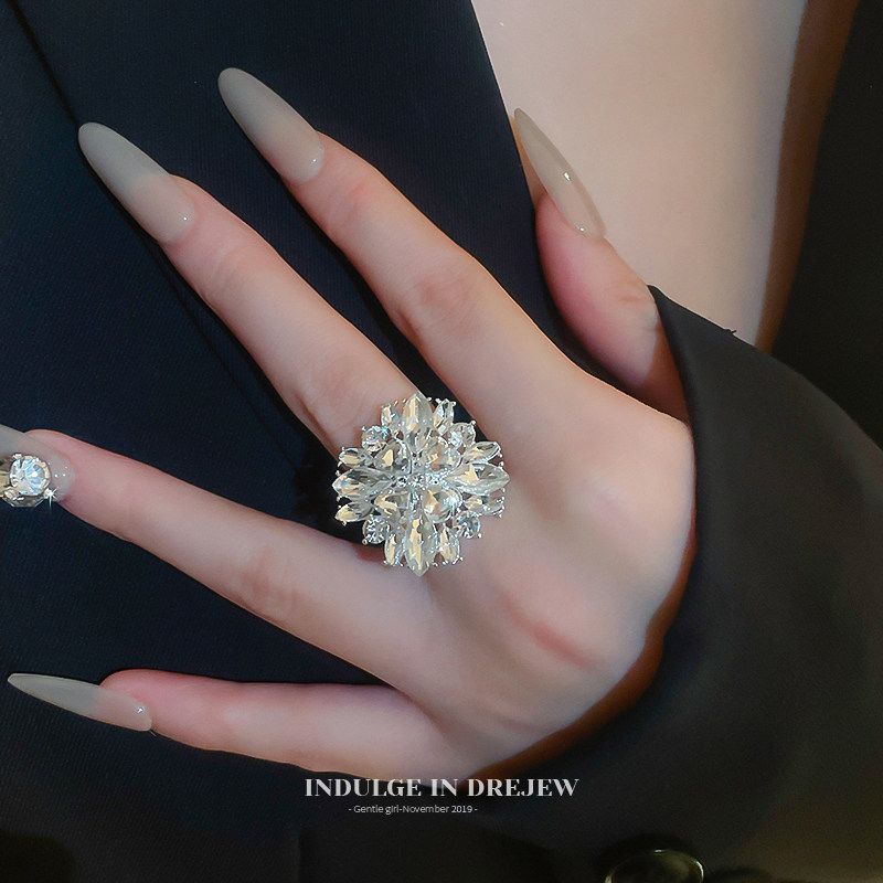 Exaggerated Flower-Shaped Ring with Sparkling Diamonds for Women, High-End Light Luxury, Exquisite Niche Design, Stunning Decorative Jewelry