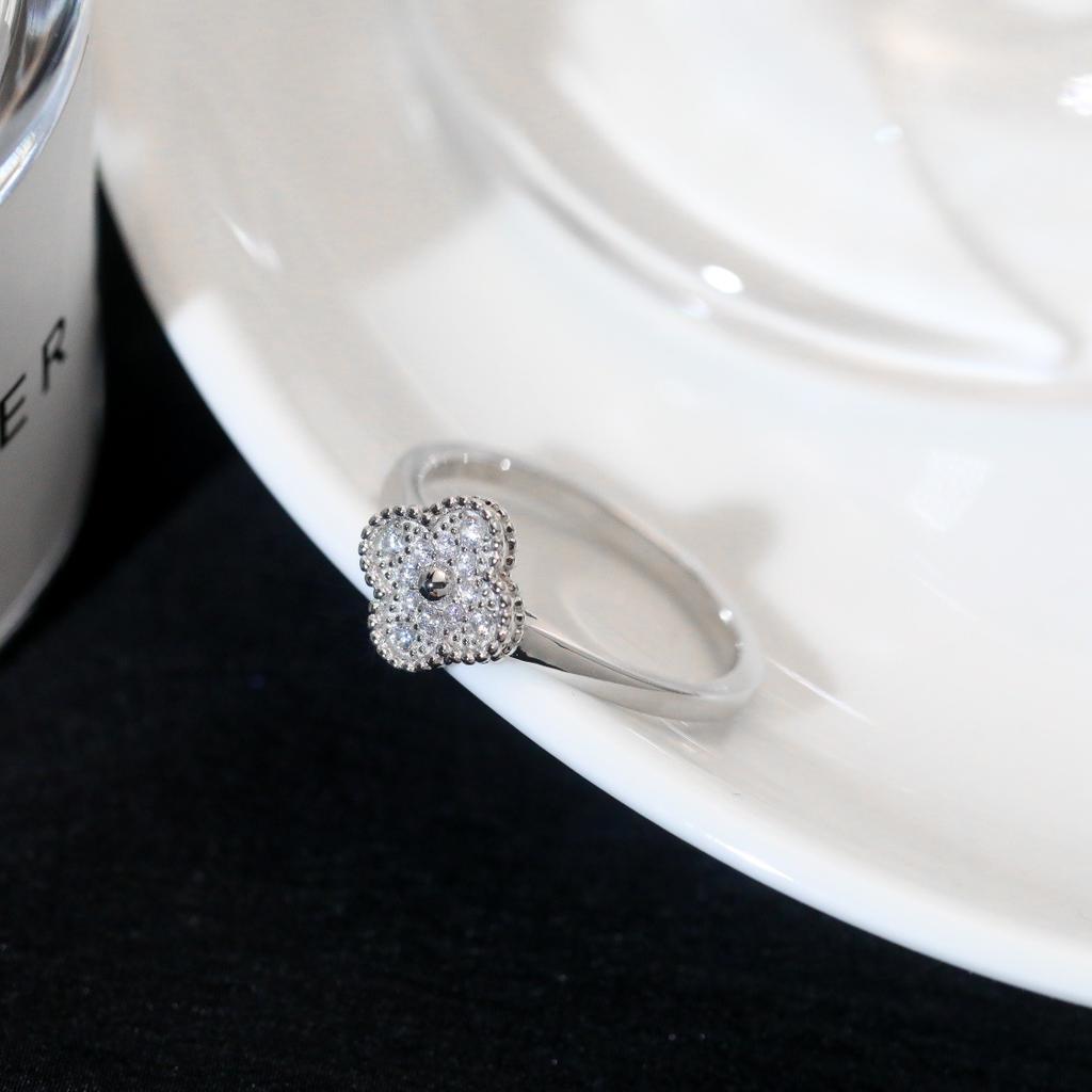 Anillo Fanjia de Trébol de Cuatro Hojas con Diamantes Completos Artesanal Técnica de Micro-engaste Versátil para Mujer Lujo Ligero