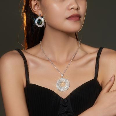 Europeo e americano, temperamento di alta classe, collana con strass scintillanti, orecchini, set da due pezzi, ciondolo rotondo geometrico alla moda, gioielli per le orecchie.