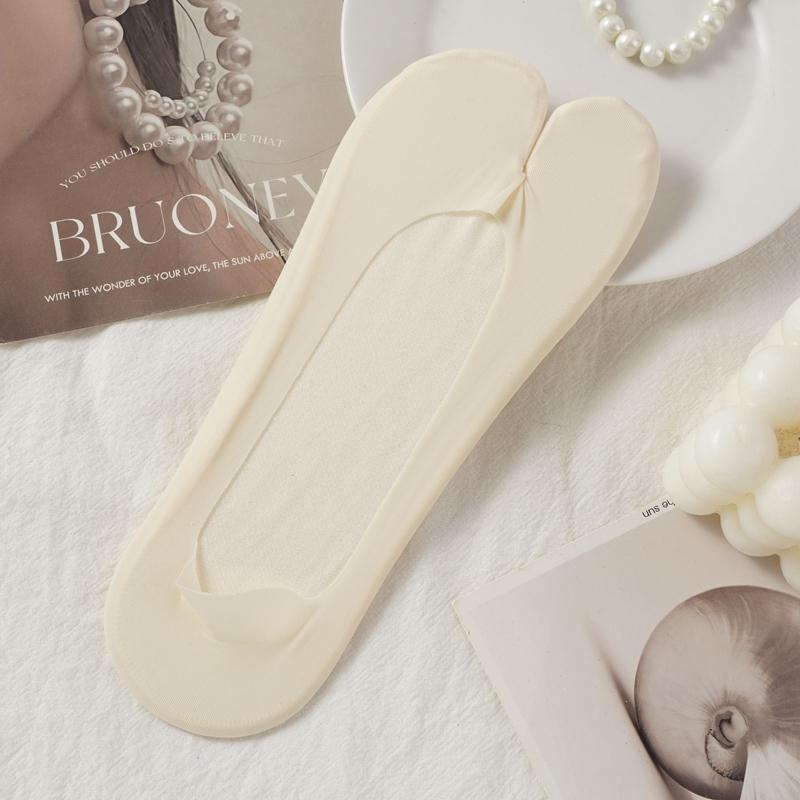 Women's Ice Silk Two Toe Invisible Socks Silicone Non-Slip Split Toe Boat Socks Thin Breathable Sweat Absorbing Summer No Show Socks