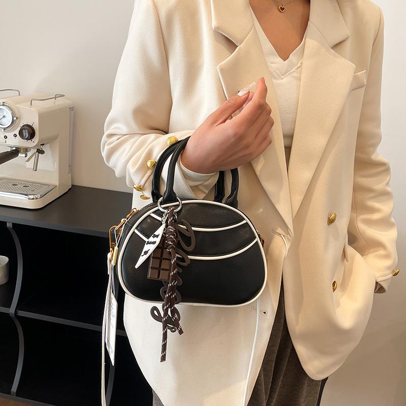 Niche high-end bag women's 2025 autumn and winter new fashion retro baseball bag trend contrasting color shoulder messenger bag