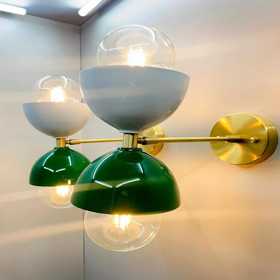 Diabolo-Wandleuchterpaar mit Messingakzenten | Italienisches Design der 1950er Jahre | Maßgefertigte 2-Glühbirnen-Leuchte für stilvolle Wohnraumbeleuchtung