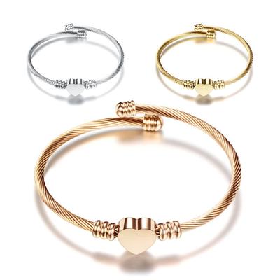 Europäisches & Amerikanisches Dreifarbiges Edelstahl Herz Kabelarmband