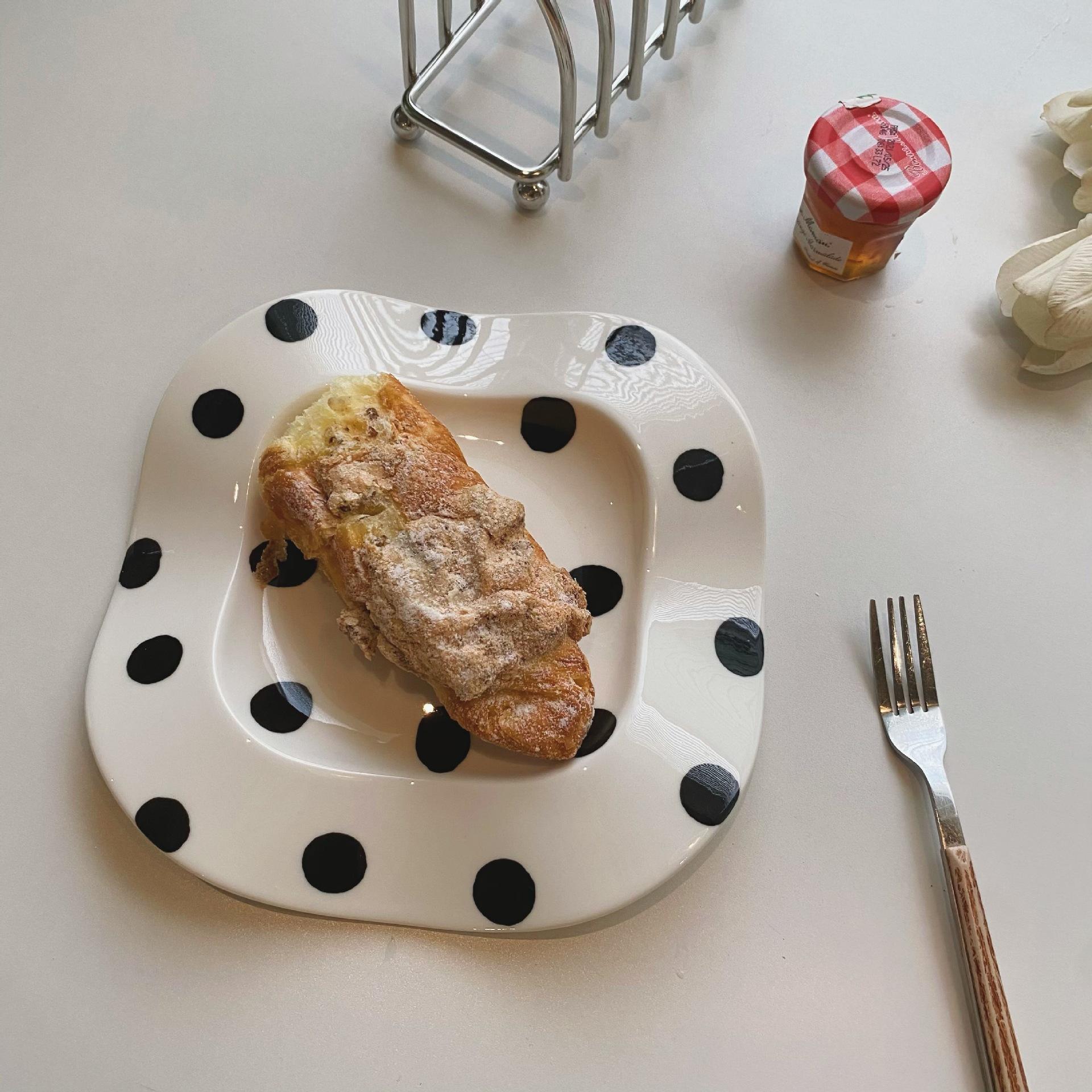 

Простая волнистая тарелка для завтрака Черно-белая волнистая точка полоса Неправильная подглазурная цветная керамическая тарелка для десерта с волнистым краем