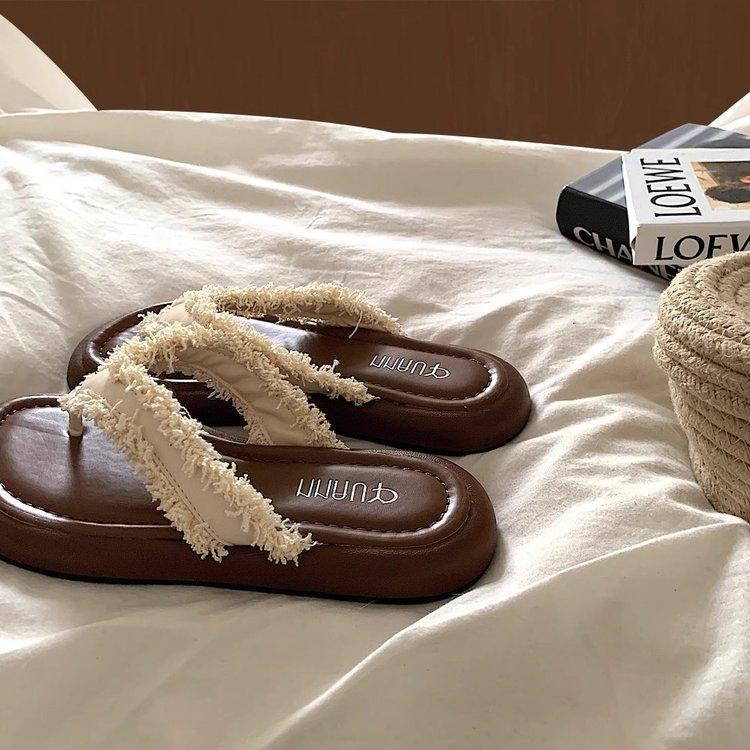 French Fairy Style Flat Bottom Pinch Flip-flops Female Summer Wear 2025 New Casual Cool Slippers Beach Sandals