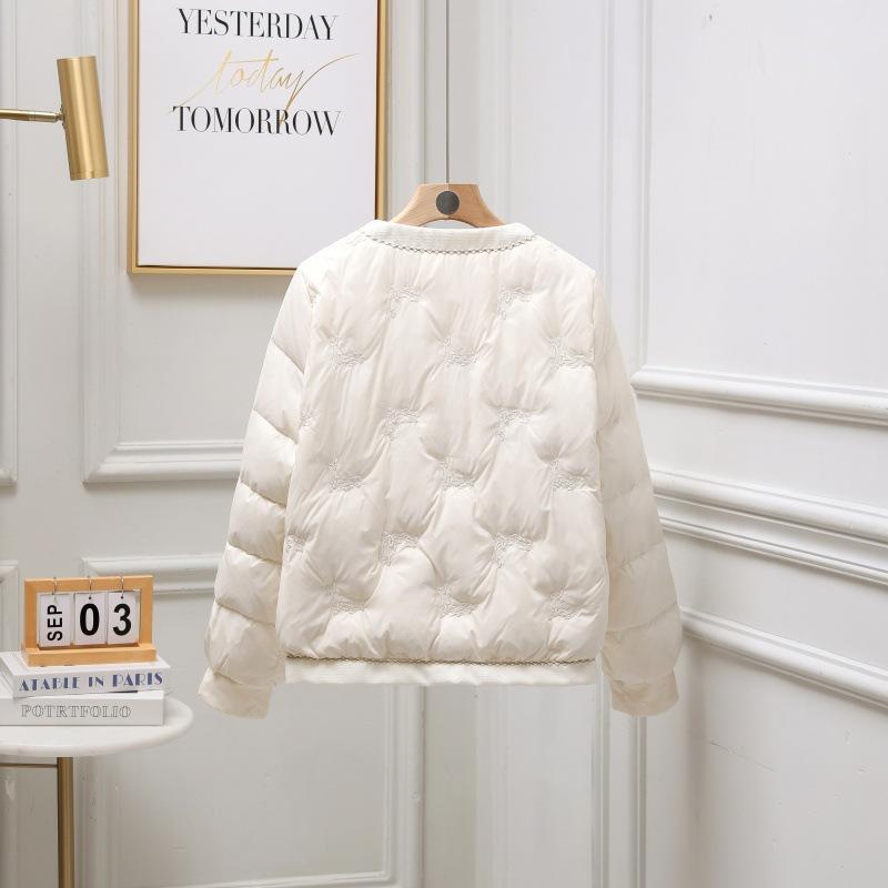 Xiaoxiangfeng light and thin small down jacket short winter new embroidered round neck trimmed collarless duck down jacket