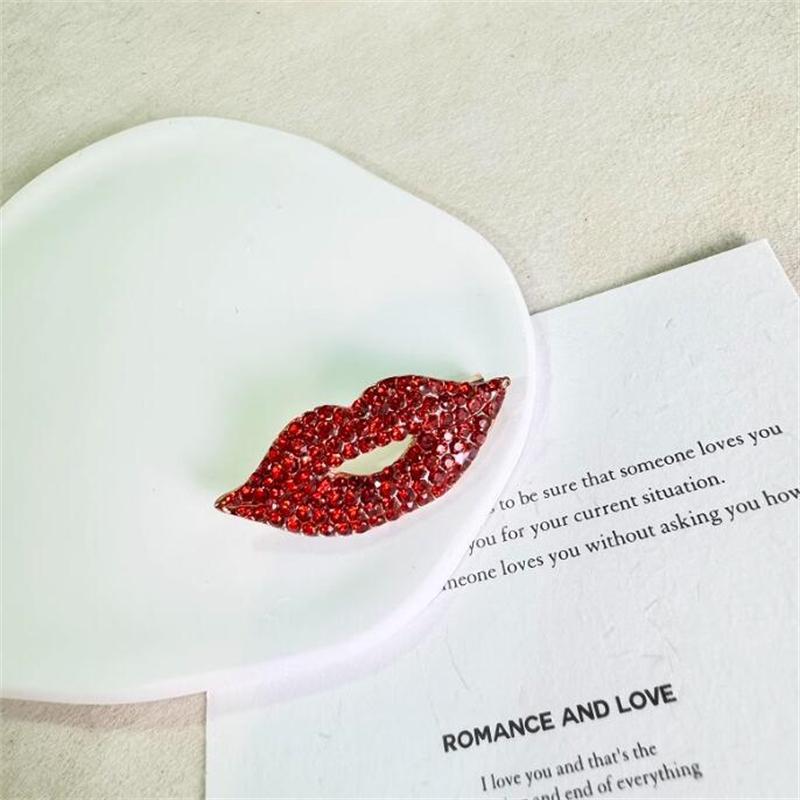 Sexy Red Lips Big Rhinestone Crystal for Women Brooches Pin Badges Alloy Backpack Icons Girls Jewelry