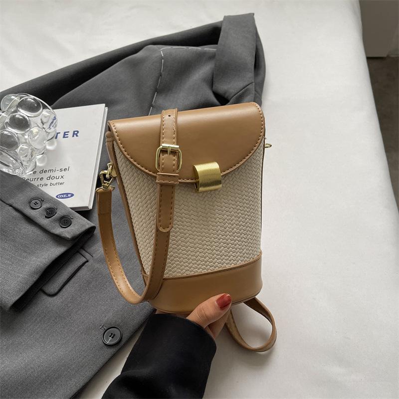 

Летняя простая соломенная сумка-ведро контрастного цвета с откидным клапаном и текстурой, пляжная сумка-мессенджер, элегантная, большой вместимости 19*10*15CM хаки