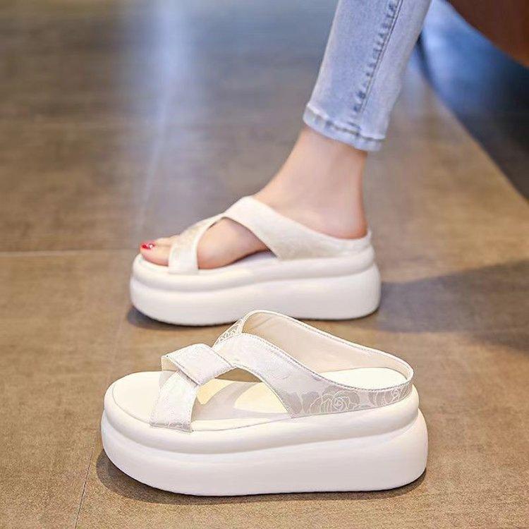 Cool slippers women's summer wear 2025 new muffin shoes small thick soles increase seaside beach casual slippers