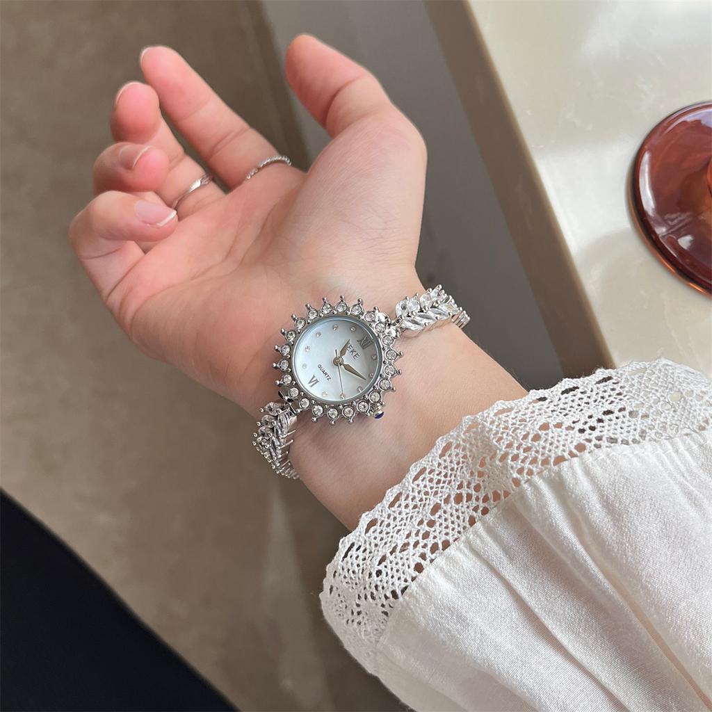 Women's exquisite small dial watchfashionable chainelegant fishtail braceletquartz watch, trendy women's watch a gift for women.