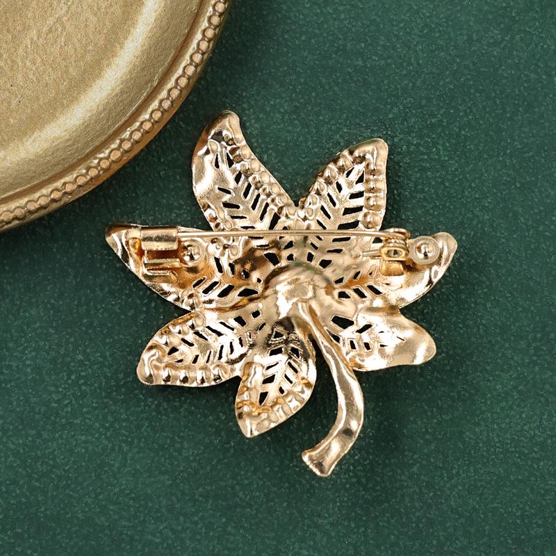 Pearl Maple Leaf Rhinestone Brooch - Fashionable Light Luxury Lapel Pin Jewelry Accessory.