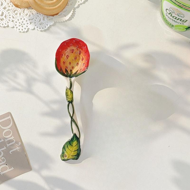 

Клубничная керамическая ложка, ручная роспись под глазурью, для десерта, завтрака, чая, кофе. Милая, для домашнего использования, кухонная утварь, подарок красный