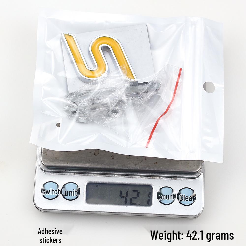 """S"" Logo""": Ideální pro upravené Fordy Mondeo, Focus, Fiesta a další sportovní modely. Obsahuje kovový znak vozu "S".