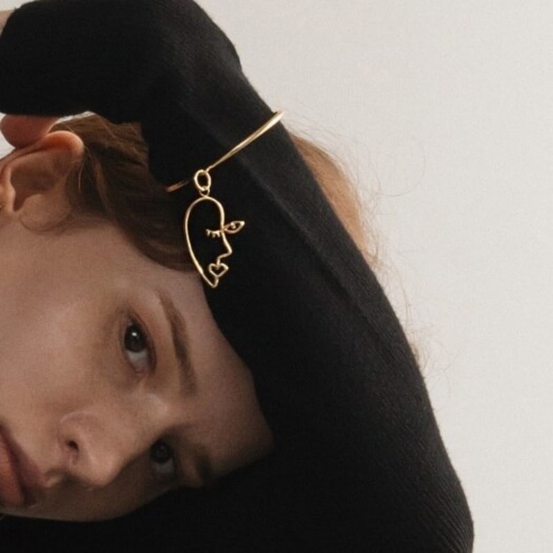 

CONTEMPO.H picasso face dangling cuff bracelet White gold plated sterling silver