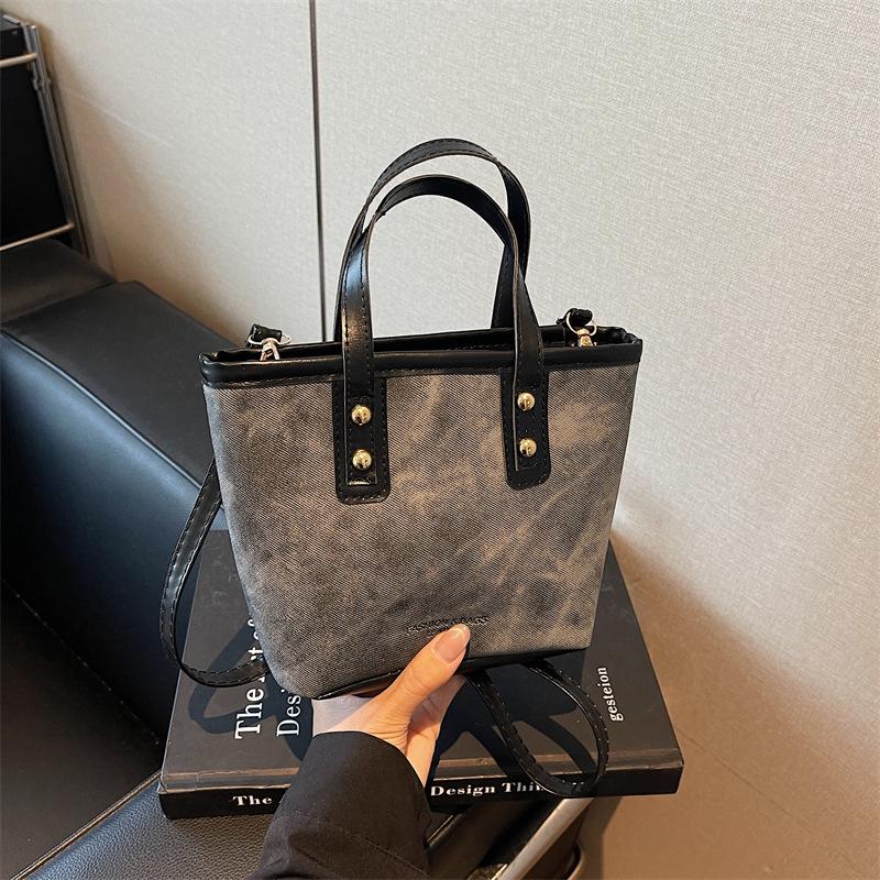 Elegant Light Luxury Crossbody Bag – Trendy Single-Shoulder Bucket Handbag for Women.