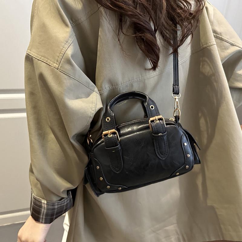 Yogodlns Trend Y2K Retro Rivet Shoulder Bag Spicy Girl Vintage Underarm Bag Pu Leather Handbag Locomotive Bowling Bag