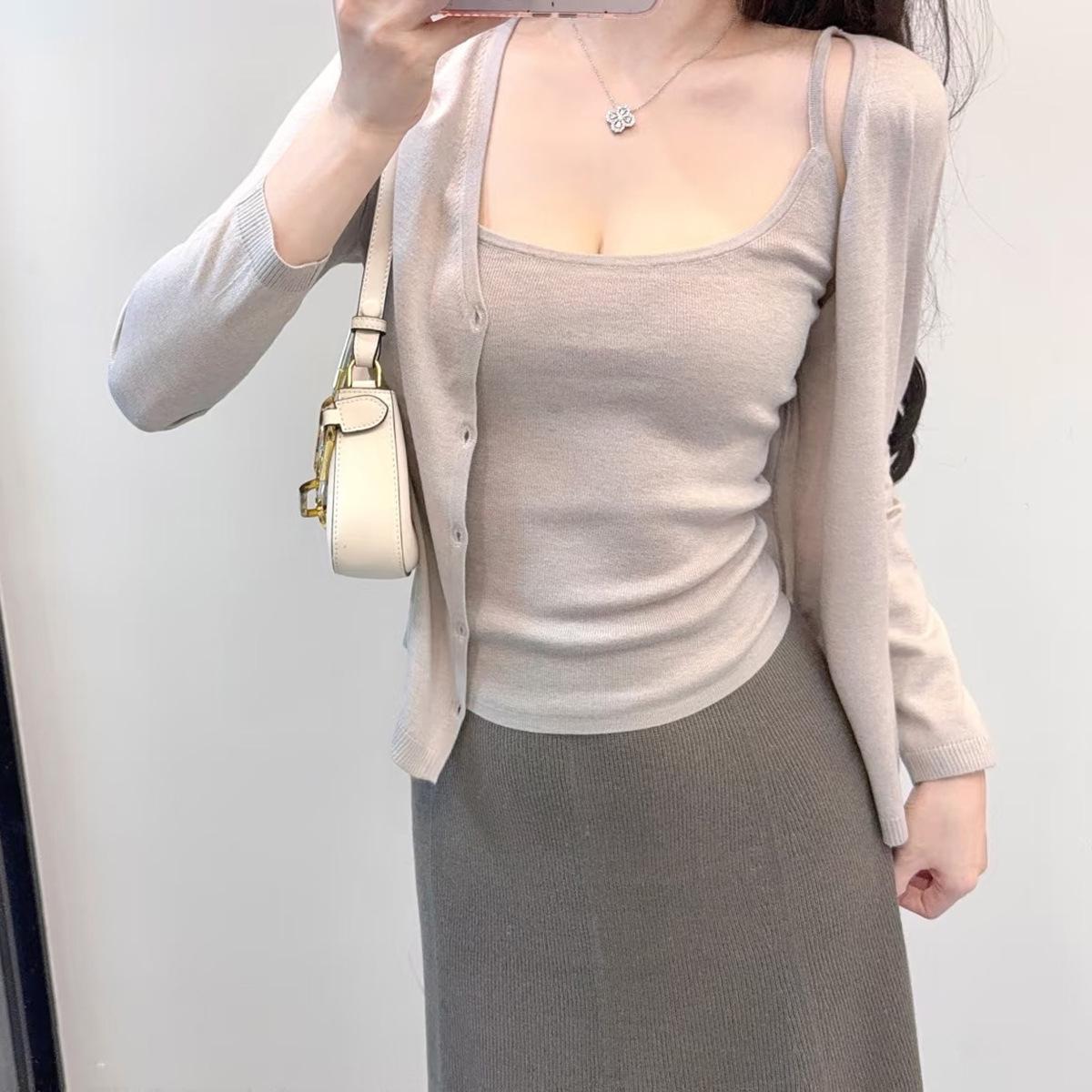 

Осенний трикотажный кардиган Zhi и комплект из камзола и шерстяной юбки Small