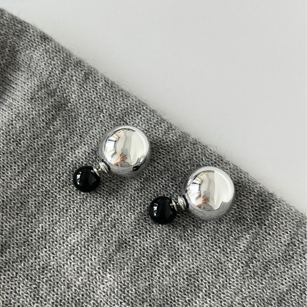 Black and silver contrasting geometric black agate double ball metal ball earrings S925 silver needle two stud earrings