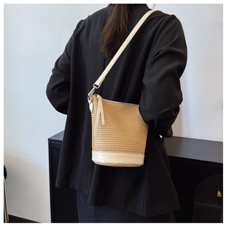 Grass Woven Hollow Shoulder Bag Women's 2025 New Trendy Casual Versatile Student Bucket Messenger Bag