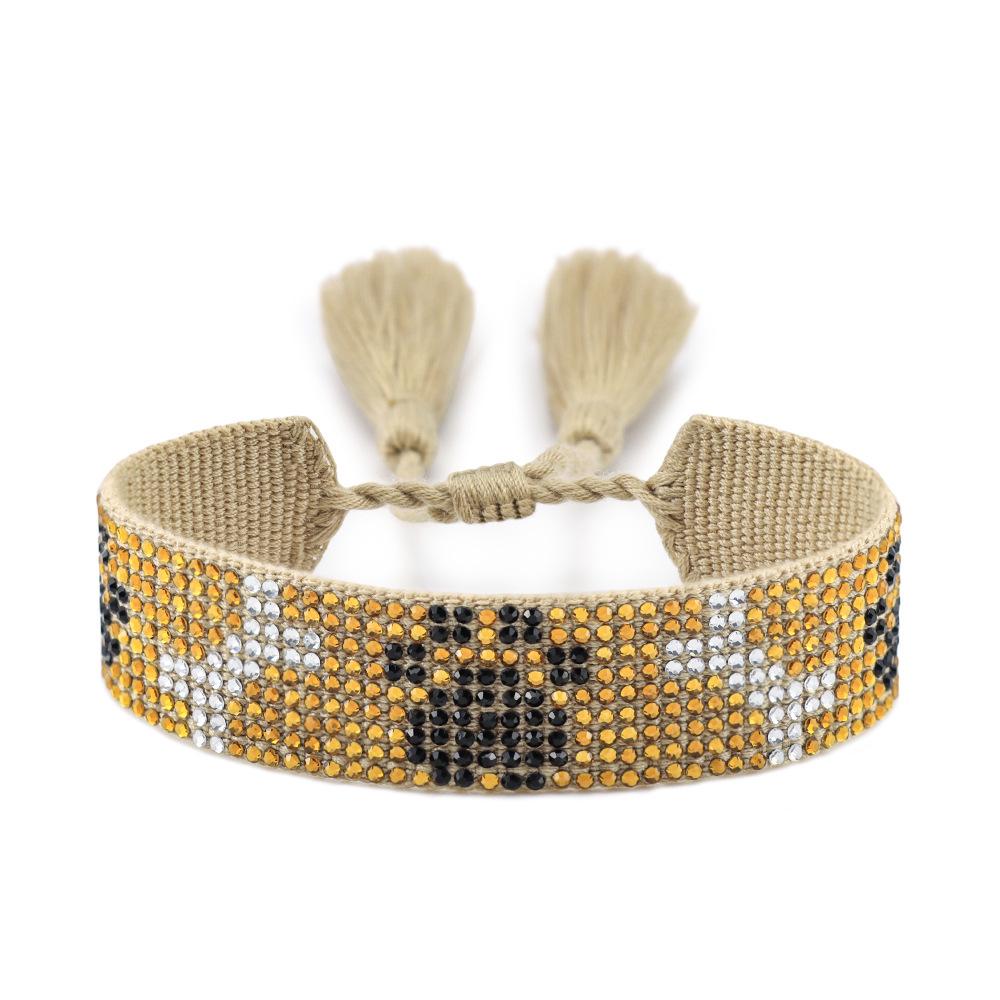 

Браслет с вышивкой лапки питомца в форме сердца с кисточкой