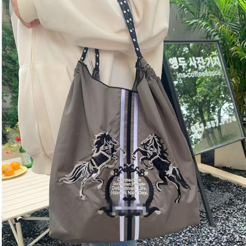 

Экологичная сумка через плечо с вышитым изображением лошади от Гао Юаньюань