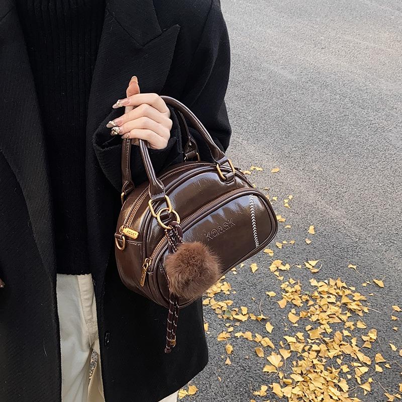 Niche Retro Pillow Bag Women's New High-end Sense Versatile Shoulder Messenger Bag Hand Carry Commuter Bag